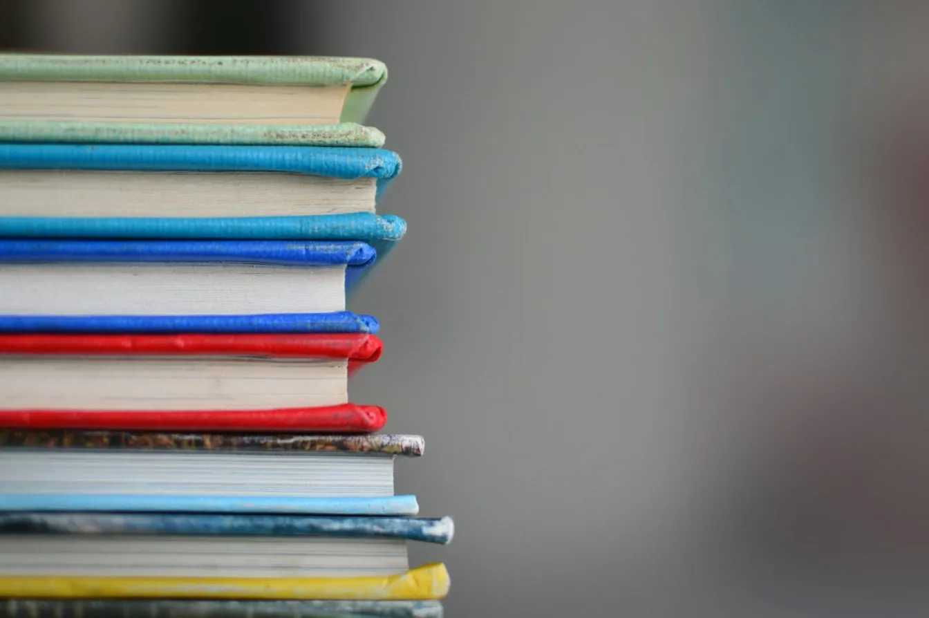 Slog knjiga u boji, simbol edukacije i prijenosa znanja